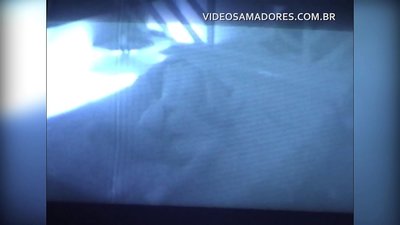 Ο σύζυγος βιντεοσκοπεί τη γυναίκα του να γαμάει τη γειτόνισσά της και ανακαλύπτει ότι είναι κερατάς