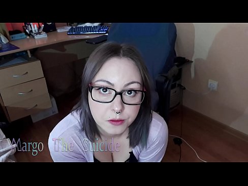 ❤️ Σέξι κορίτσι με γυαλιά πιπιλίζει Dildo βαθιά στην κάμερα ️ Πορνό βίντεο ❤